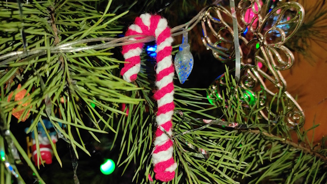 Різдвяна паличка-льодяник з пряжі