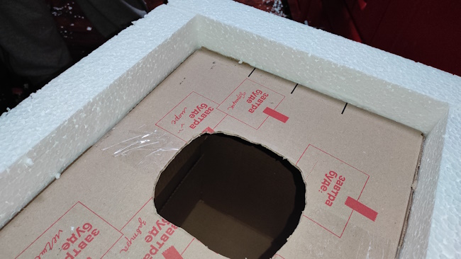 Як зробити теплий будиночок з коробки та пінопласту для вуличного кота