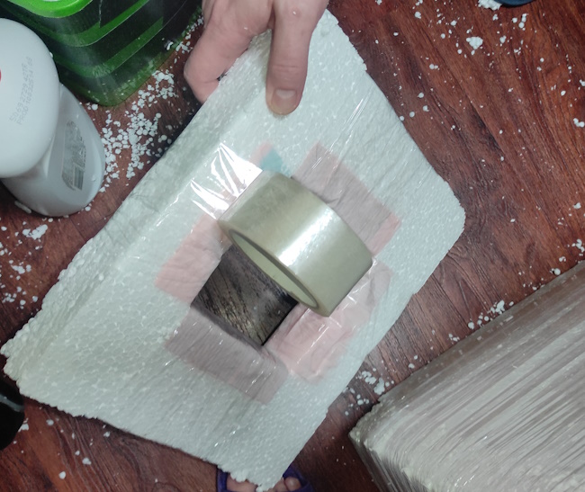 Як зробити теплий будиночок з коробки та пінопласту для безпритульного котика