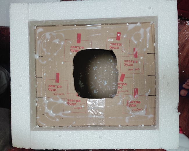 Теплий будиночок з коробки та пінопласту для вуличного кота